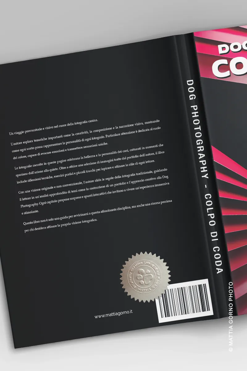 Il retro di copertina del libro Dog Photography Colpo di Coda, con la descrizione e il codice a barre
